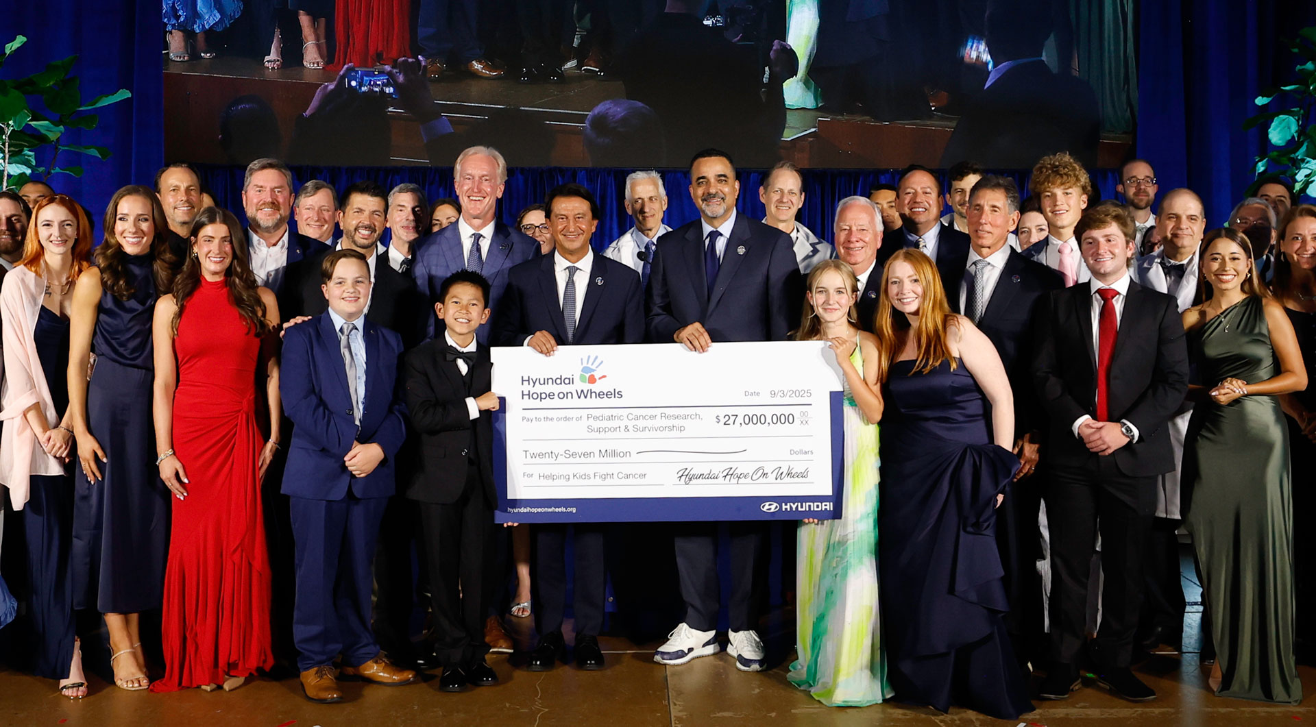 (center) José Muñoz, president and CEO, Hyundai Motor Company; (center right) Randy Parker, president and CEO, Hyundai Motor North America; (center left) Kevin Reilly, vice chair, Hyundai Hope on Wheels; Hyundai Hope on Wheels board of directors, national youth ambassadors, and grant recipients at Washington National Cathedral in Washington, D.C., on Sept. 3, 2025 (Photo/Hyundai)
